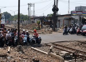Nahas! Motor Ojol Tertemper Kereta Api di Cikampek
