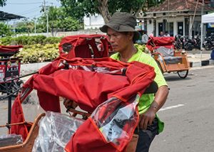 Penarik Becak Karawang Ikuti Pelatihan Kendaraan Listrik